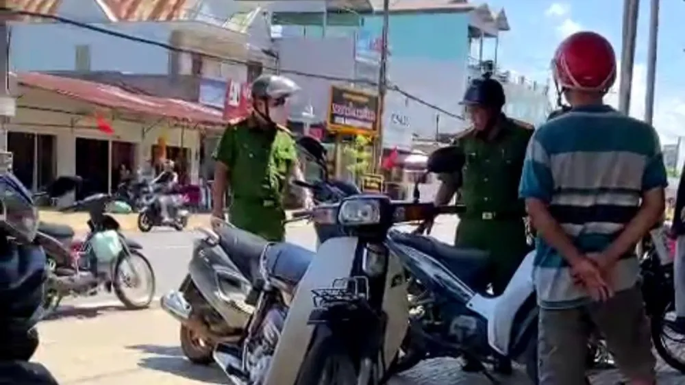 Mang vàng giả đi cầm cố, bị phát hiện liền đâm trọng thương người vây bắt ảnh 1