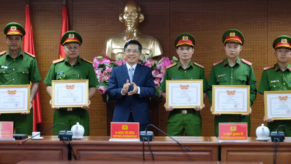 Năm cá nhân được TP Đà Lạt khen thưởng. Ảnh: VT