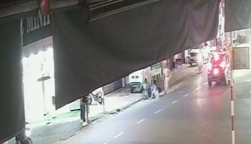 Toàn bộ diễn biến vụ việc được camera nhà dân ghi lại. Ảnh: Cắt từ clip