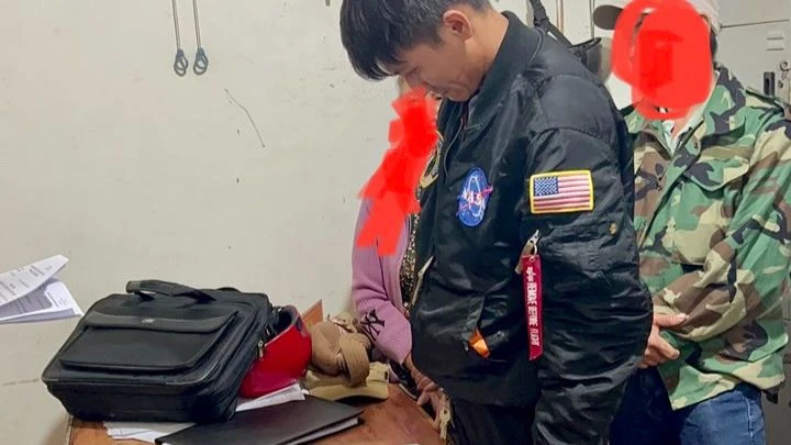 Hưng đã khai nhận hành vi giả danh cán bộ địa chính để lừa đảo. Ảnh: CACC