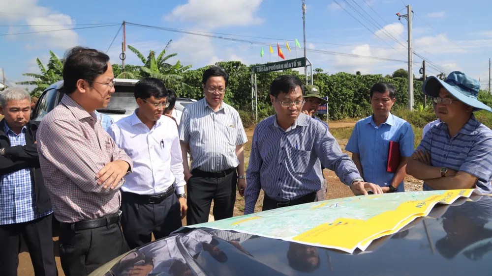Tại TP. Bảo Lộc, Cao tốc Tân Phú – Bảo Lộc có các nút giao gồm nút giao cuối tuyến trên đường Nguyễn Văn Cừ - Tỉnh lộ 725, thuộc địa bàn phường Lộc Phát; nút giao trên đường Lý Thái Tổ, tại xã Đam B’ri và điểm xây cầu vượt cao tốc tại phường Lộc Phát. Tại TP. Bảo Lộc, Cao tốc Tân Phú – Bảo Lộc có các nút giao gồm nút giao cuối tuyến trên đường Nguyễn Văn Cừ - Tỉnh lộ 725, thuộc địa bàn phường Lộc Phát; nút giao trên đường Lý Thái Tổ, tại xã Đam B’ri và điểm xây cầu vượt cao tốc tại phường Lộc Phát.