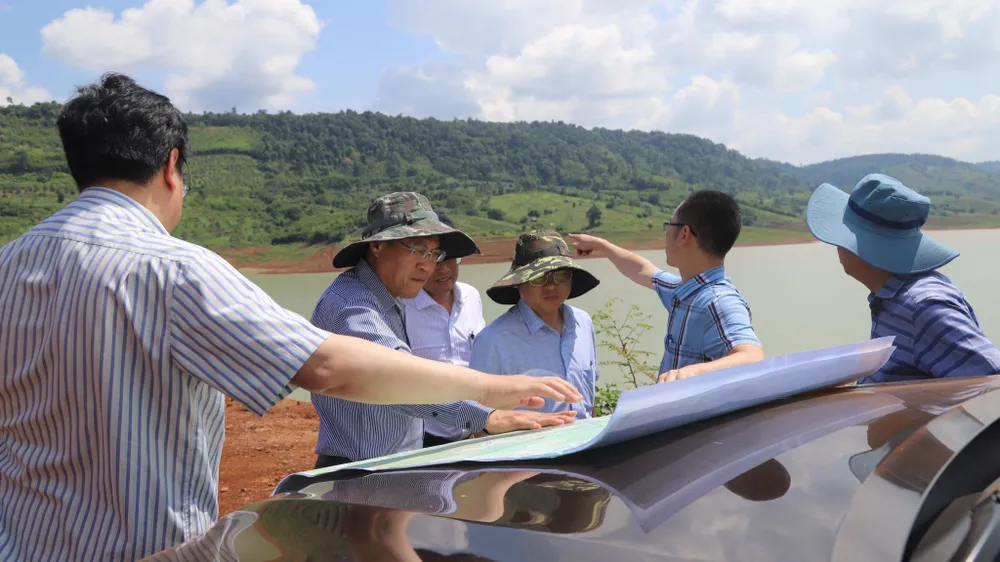 Tại huyện Bảo Lâm, giao cắt quan trọng nhất chính là trạm dừng chân trên cao tốc đoạn qua hồ Thủy điện Đam B’ri thuộc địa bàn thôn 5, xã Lộc Tân. Tại huyện Bảo Lâm, giao cắt quan trọng nhất chính là trạm dừng chân trên cao tốc đoạn qua hồ Thủy điện Đam B’ri thuộc địa bàn thôn 5, xã Lộc Tân.