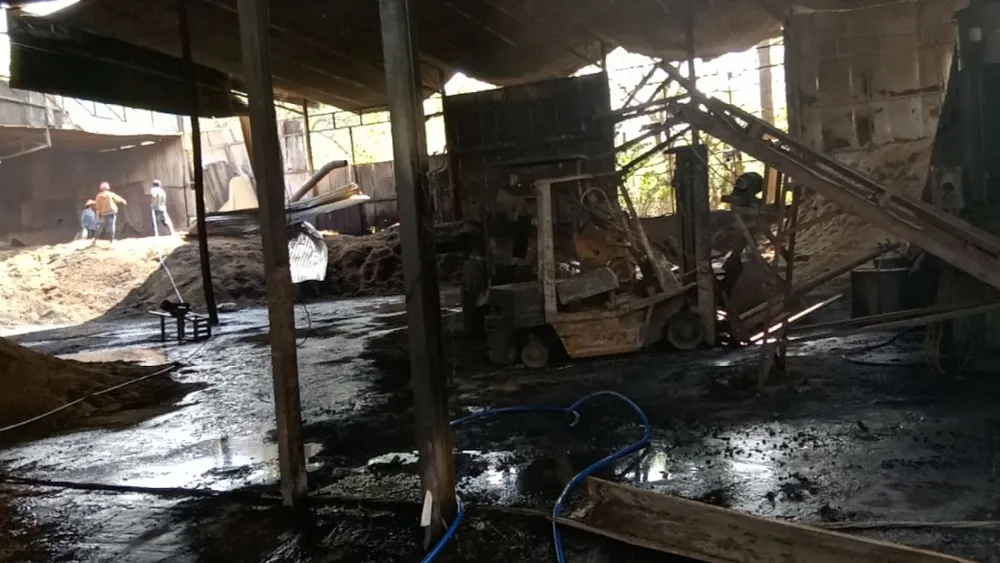 Nhiều trang thiết bị sản xuất bị thiêu rụi. Ảnh: VT