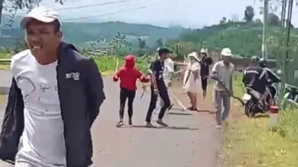 Nhiều người dùng rựa, cuốc chém nhau gây thương tích. Ảnh: Cắt từ clip