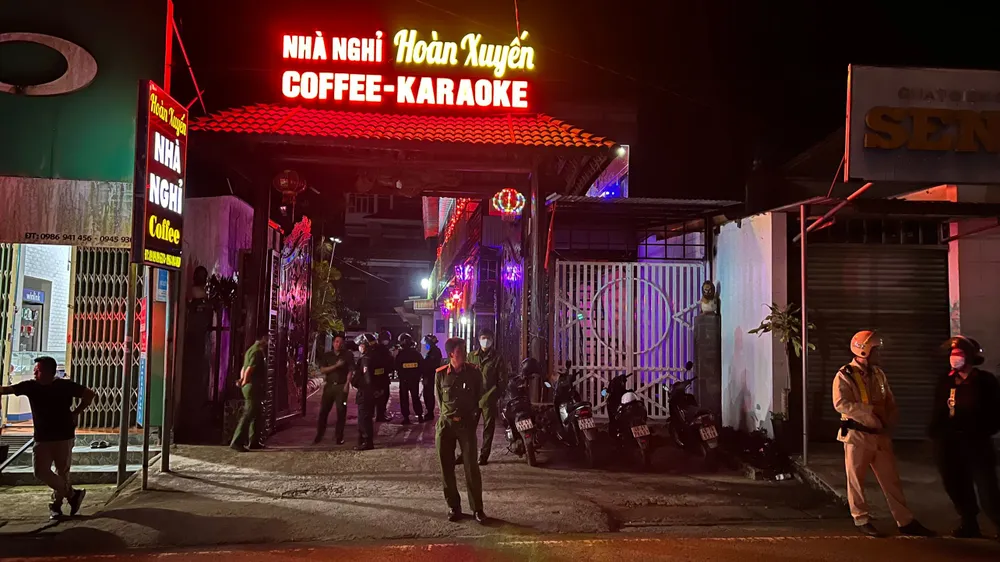 Công an khám xét nhà của hai cha con Hoàn Xuyến. Ảnh: CACC