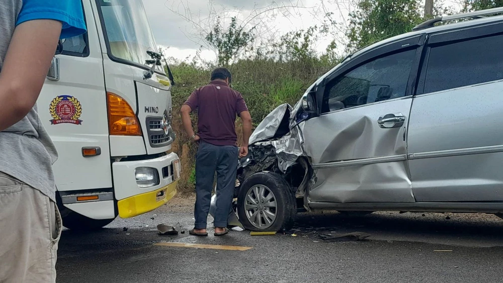 Vị trí tai nạn là 1 khúc cua gần cầu Tân Lạc. Ảnh: HB