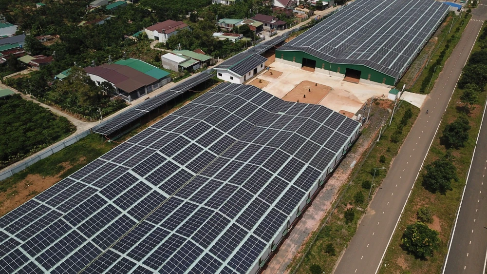 Nhiều công ty trong khu công nghiệp Lộc Sơn lắp điện lượng mặt trời trái phép. Ảnh: VÕ TÙNG