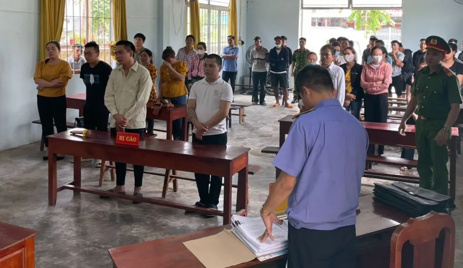 Hai anh em chia nhau 14,5 năm tù vì đuổi chém, cướp xe chủ nợ. Ảnh: VT Hai anh em chia nhau 14,5 năm tù vì đuổi chém, cướp xe chủ nợ. Ảnh: VT