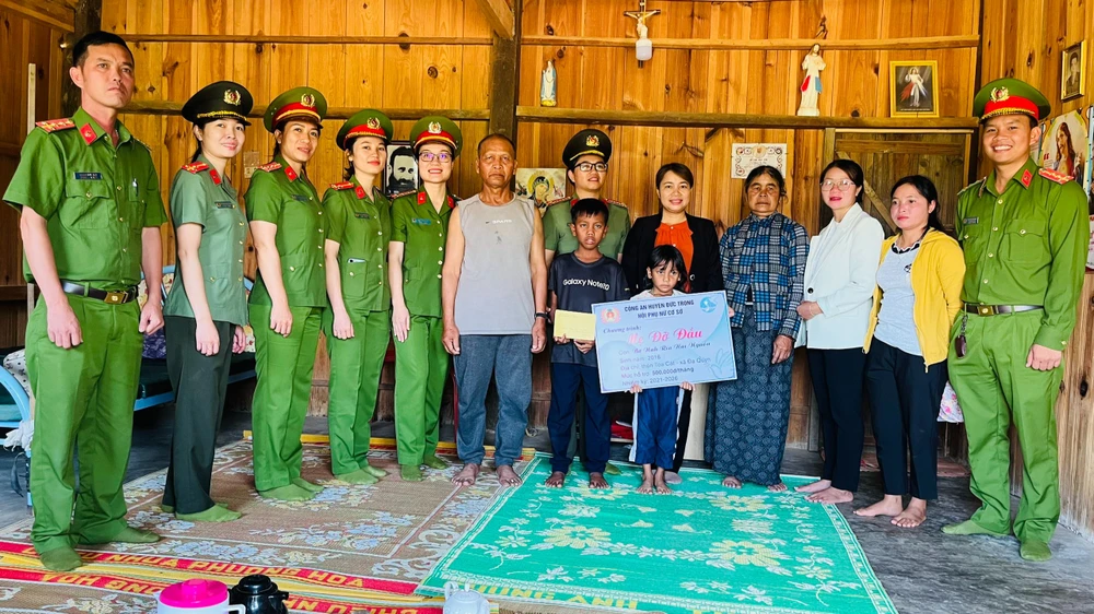 Nữ công an huyện Đức Trọng hướng hoạt động hội về cơ sở. Ảnh: VT