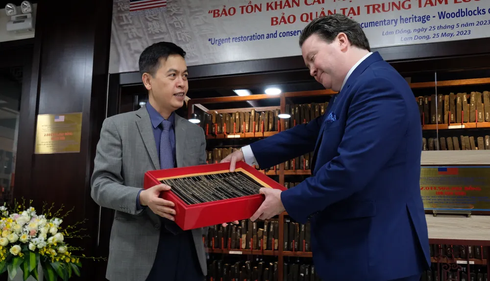 Ông Đặng Thanh Tùng (trái) và Đại sứ Marc E. Knapper. Ảnh: VT Ông Đặng Thanh Tùng (trái) và Đại sứ Marc E. Knapper. Ảnh: VT