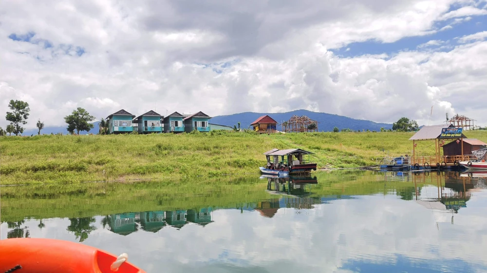 Khu du lịch trái phép mà Hoàn Xuyến chiếm đảo giữa hồ thuỷ điện