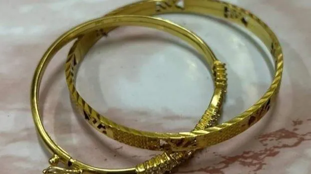2 chiếc vòng T. cướp của tiệm vàng Thành Đạt. Ảnh: CAĐL 2 chiếc vòng T. cướp của tiệm vàng Thành Đạt. Ảnh: CAĐL