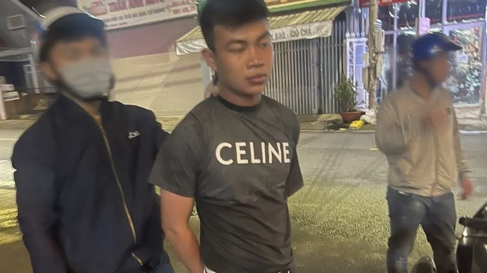 Sơn bị công an bắt giữ sau 10 tháng lẩn trốn. Ảnh: CA Sơn bị công an bắt giữ sau 10 tháng lẩn trốn. Ảnh: CA