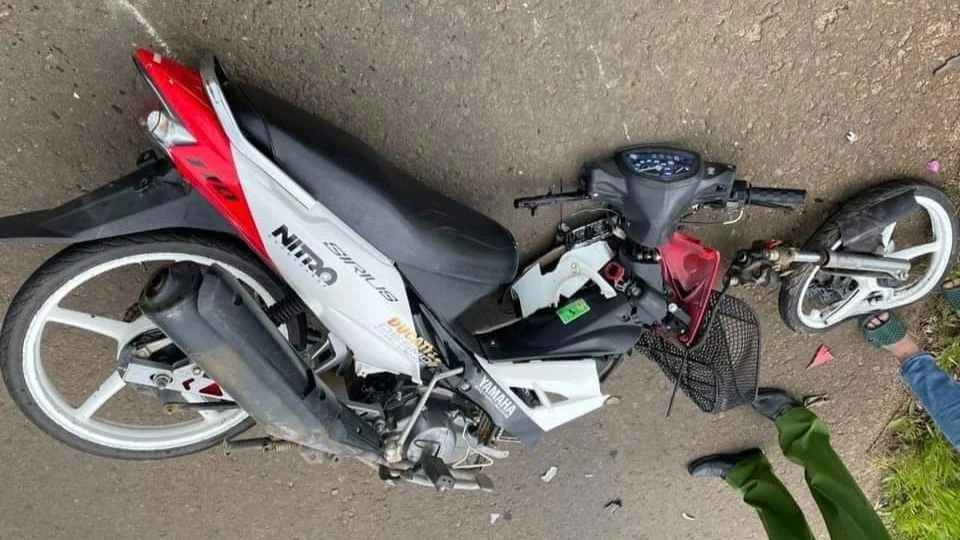 Chiếc xe máy do em Th. điều khiển. Ảnh: VT Chiếc xe máy do em Th. điều khiển. Ảnh: VT