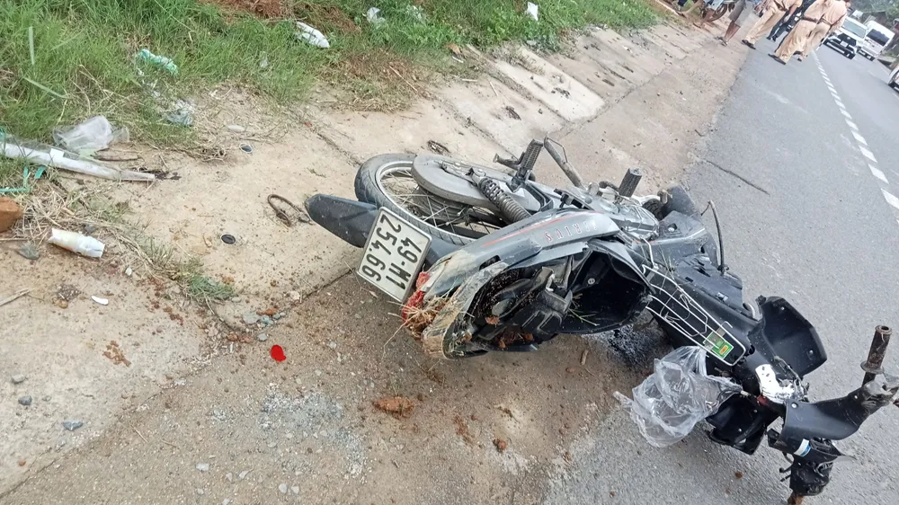 Chiếc xe máy của ông Hoàng Long sau khi bị nạn. Ảnh: VT