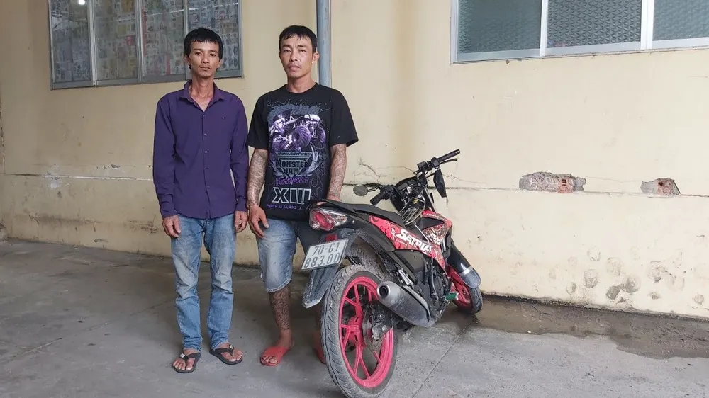 Hiếu và Hải bị bắt khi đi cướp giật. Ảnh: VT Hiếu và Hải bị bắt khi đi cướp giật. Ảnh: VT