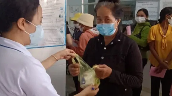 Phát quà hỗ trợ người dân khó khăn ở xã Lộc Thành. Ảnh: TH