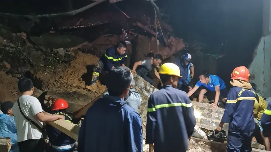 Lực lượng chức năng đưa các nạn nhân ra ngoài để chuyển tới bệnh viện cấp cứu