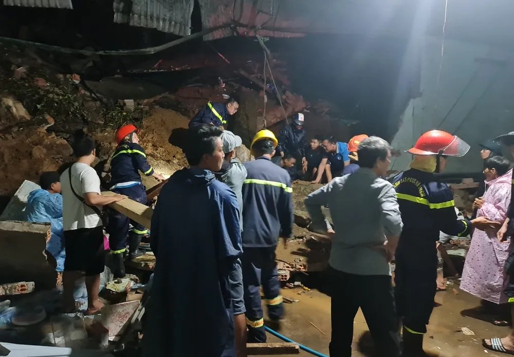 Lực lượng cứu hộ tìm kiếm các nạn nhân