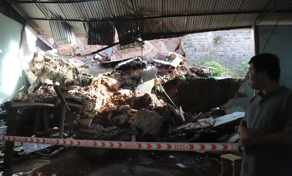 Lượng đất đá khổng lồ từ bờ taluy cao 8 mét đổ sập vào xưởng cán tôn