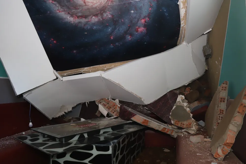 Tường nhà bị sập