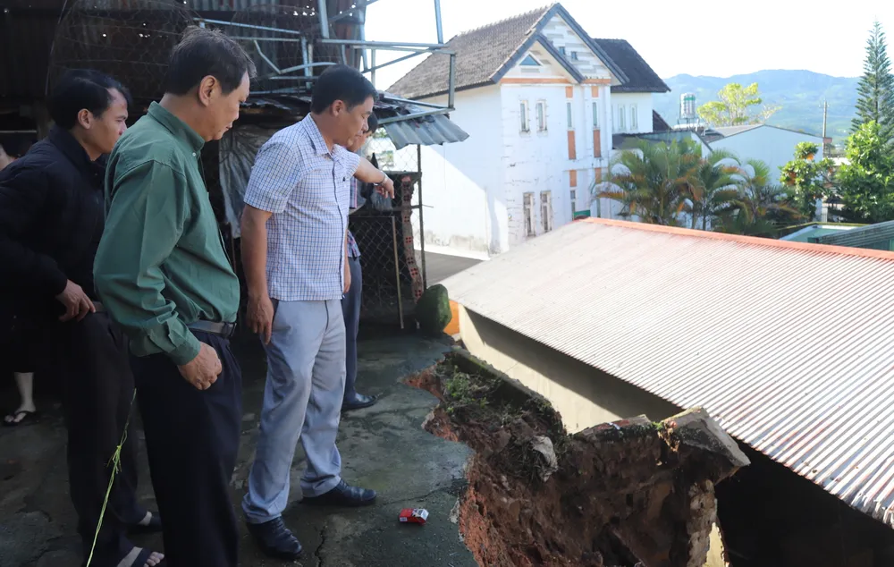 Lãnh đạo TP Bảo Lộc tại hiện trường vụ sạt lở