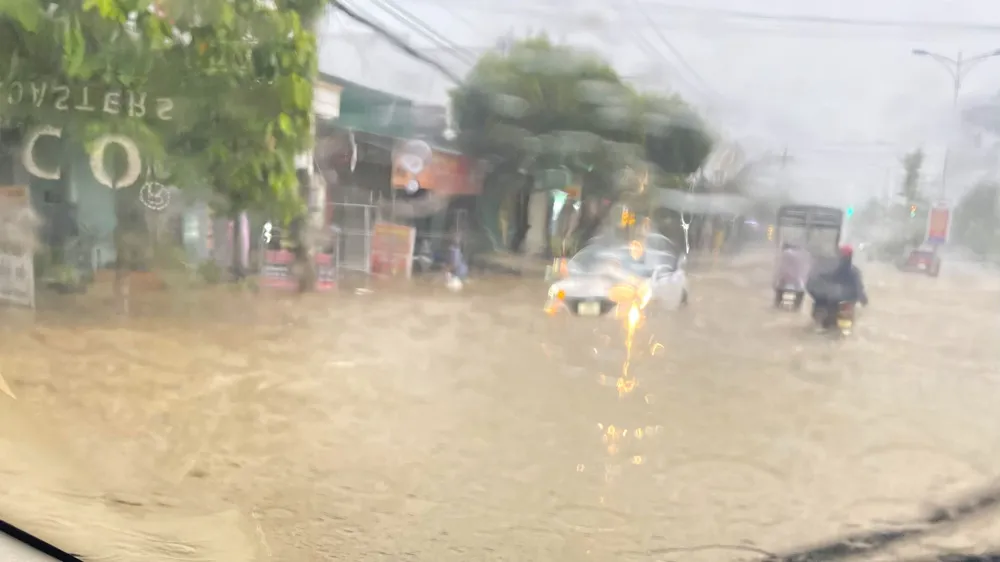 Cơn mưa lớn khiến nhiều tuyến đường ở thành phố Bảo Lộc bị ngập Cơn mưa lớn khiến nhiều tuyến đường ở thành phố Bảo Lộc bị ngập
