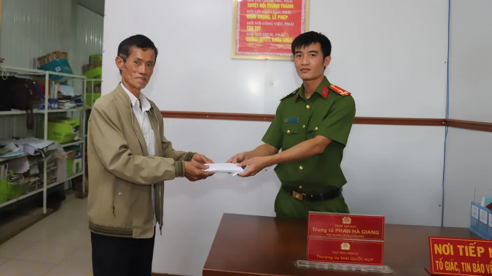 Ông Nhơn giao nộp 37 triệu được cây ATM &quot;tặng&quot; cho công an phường 1, TP Bảo Lộc. Ảnh: VT