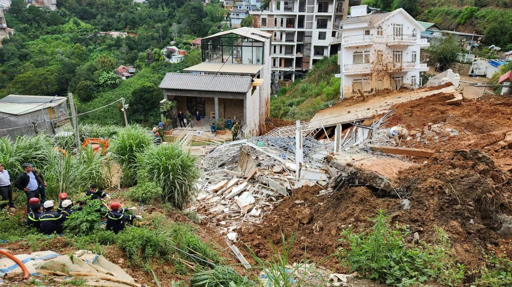 Vụ sạt lở khiến bảy người thương vong. Ảnh: VT