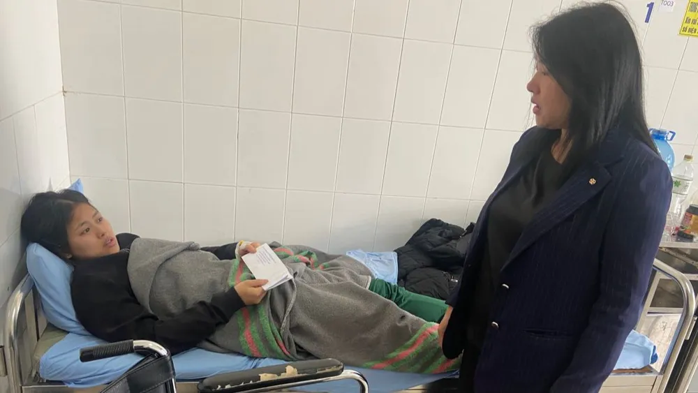 Lãnh đạo UBND TP Đà Lạt thăm hỏi người bị nạn trong vụ sạt lở. Ảnh: TL