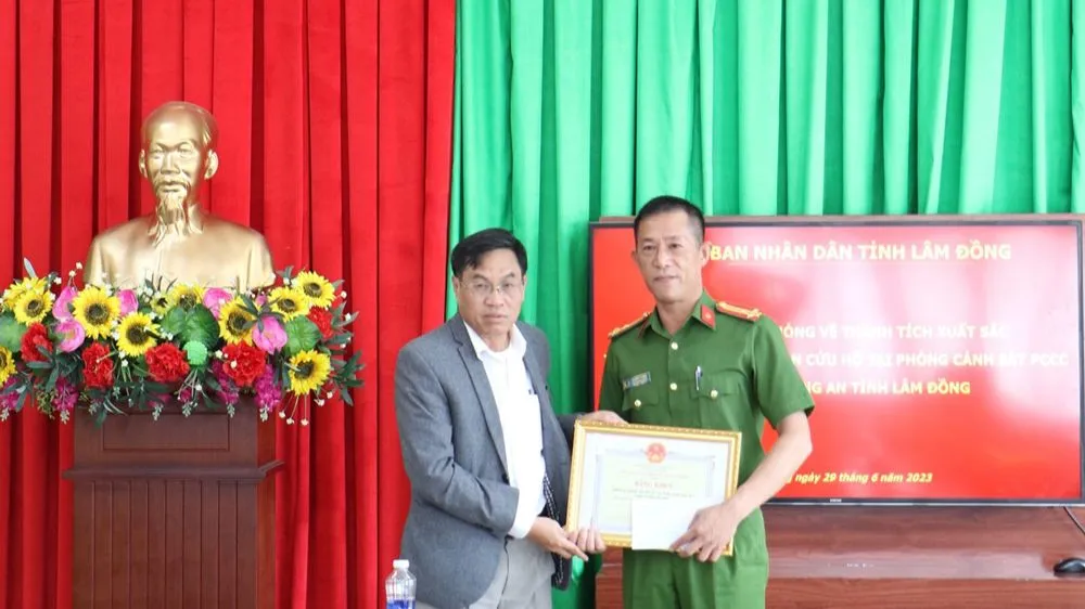 Phó Chủ tịch UBND tỉnh Lâm Đồng khen thưởng lực lượng cứu hộ. Ảnh: VT