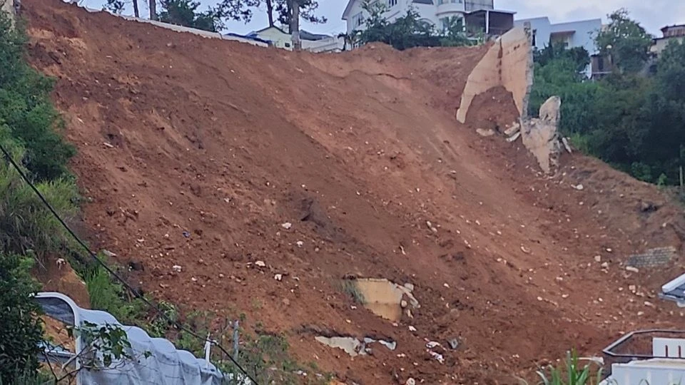 Hiện trường khu vực taluy vừa bị chủ động giật xuống