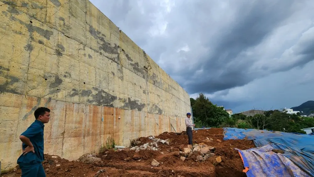 Nhiều hộ dân có nguy cơ mất an toàn khi taluy có nhiều vết nứt, sụt lún. Ảnh: VÕ TÙNG