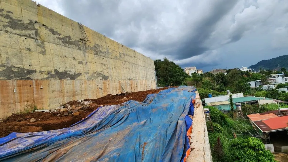 Công trình trái phép khiến chủ tịch phường Lộc Sơn bị tạm đình chỉ công tác.