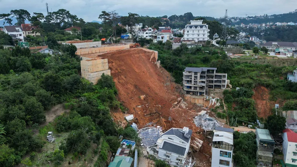 Toàn cảnh khu vực sạt lở nhìn từ trên cao. Ảnh: VT