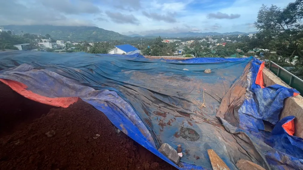 Bờ kè ta luy không đảm bảo an toàn, có nguy cơ đổ sập. Bờ kè ta luy không đảm bảo an toàn, có nguy cơ đổ sập.