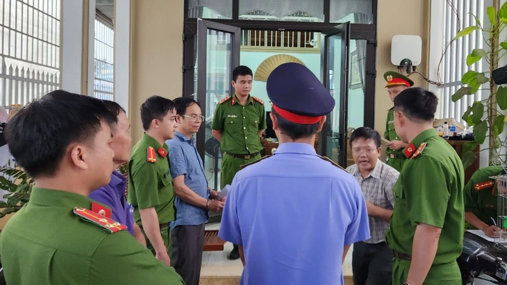 Công an huyện Bảo Lâm và VKS ND huyện Bảo Lâm thực hiện việc bắt giữ ông Vũ Chí Hữu Công an huyện Bảo Lâm và VKS ND huyện Bảo Lâm thực hiện việc bắt giữ ông Vũ Chí Hữu