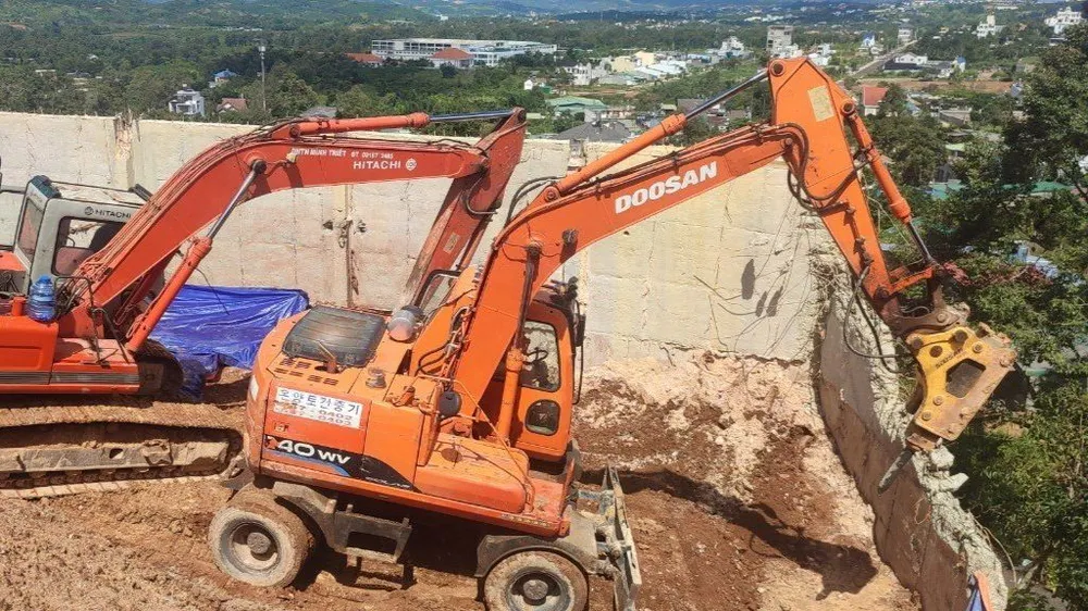 Nhiều xe máy múc đang phá dỡ taluy trái phép. Ảnh: VÕ TÙNG Nhiều xe máy múc đang phá dỡ taluy trái phép. Ảnh: VÕ TÙNG