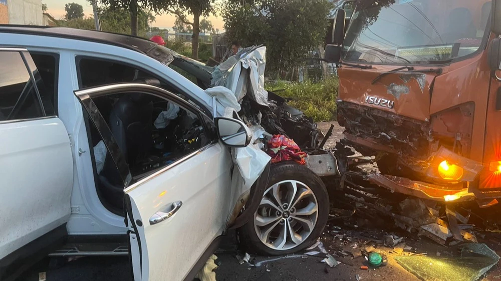 Hai xe hỏng nát sau cú va chạm. Ảnh: VT