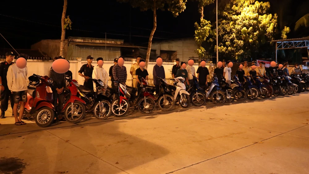 25 thanh niên tham gia đua xe gây náo loạn. Ảnh: VÕ TÙNG