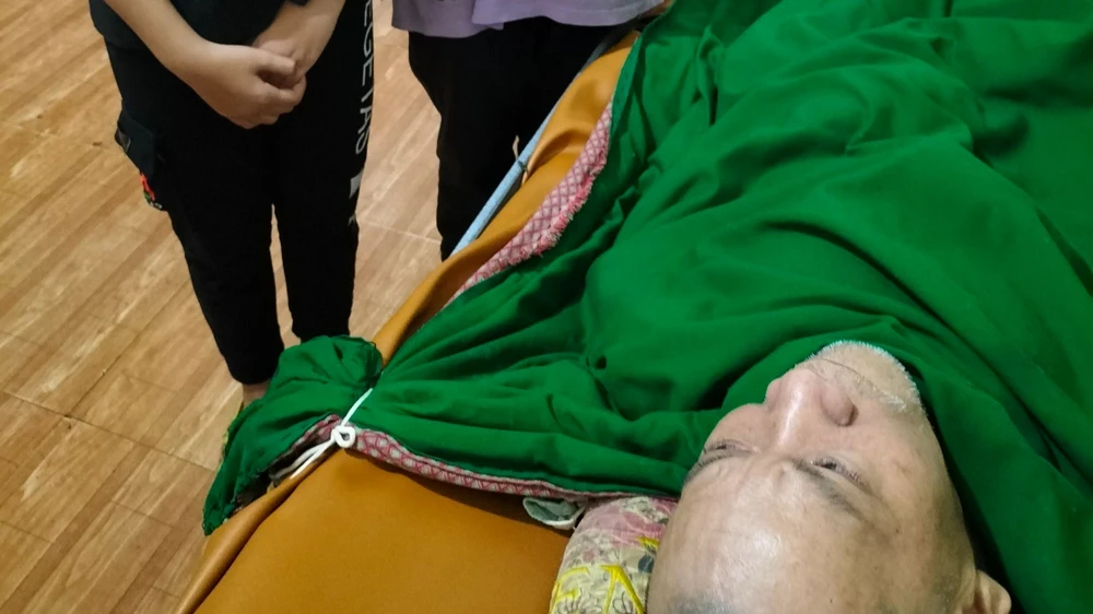 Bà Phương có người chồng bị bại liệt suốt 15 năm. Ảnh: CTV