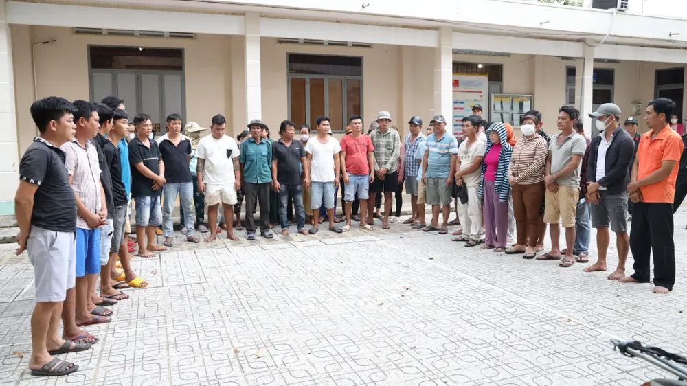 47 người liên quan bị công an tạm giữ làm việc. Ảnh: VÕ TÙNG