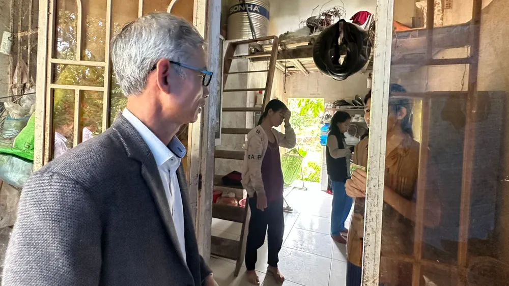 Cơ quan chức năng tiếp cận, yêu cầu ông Hà tháo xích cho hai người em. Ảnh: VÕ TÙNG