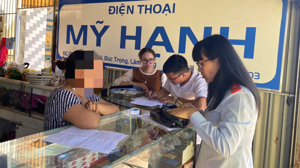 Thanh tra Sở TTTT tỉnh Lâm Đồng phát hiện nhiều cơ sở bán sim đã kích hoạt. Ảnh: Sở TTTT
