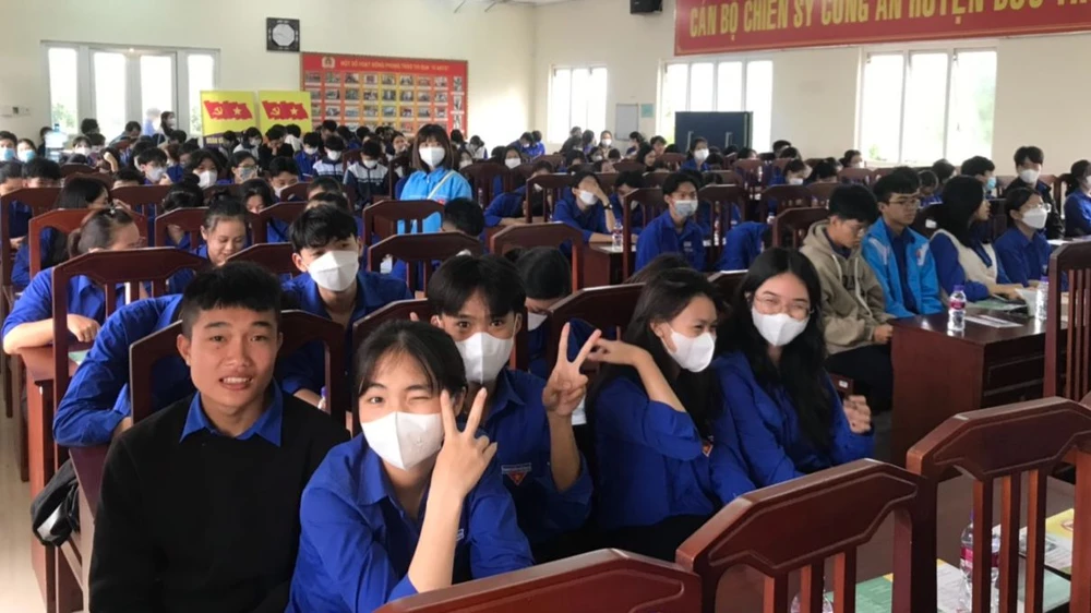 Hàng trăm học sinh, thanh niên hào hứng tham gia hội nghị tuyên truyền luật giao thông đường bộ.