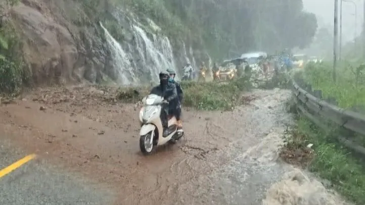 Nước mưa từ đỉnh núi chảy trên vách đá ở đèo Bảo Lộc