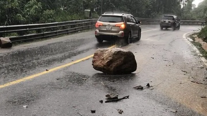 Đá lăn từ trên núi xuống mặt đường