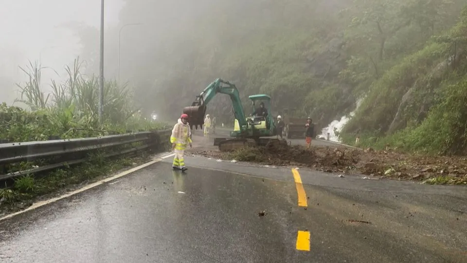 Nhiều vị trí đất đá sạt chắn ngang đường