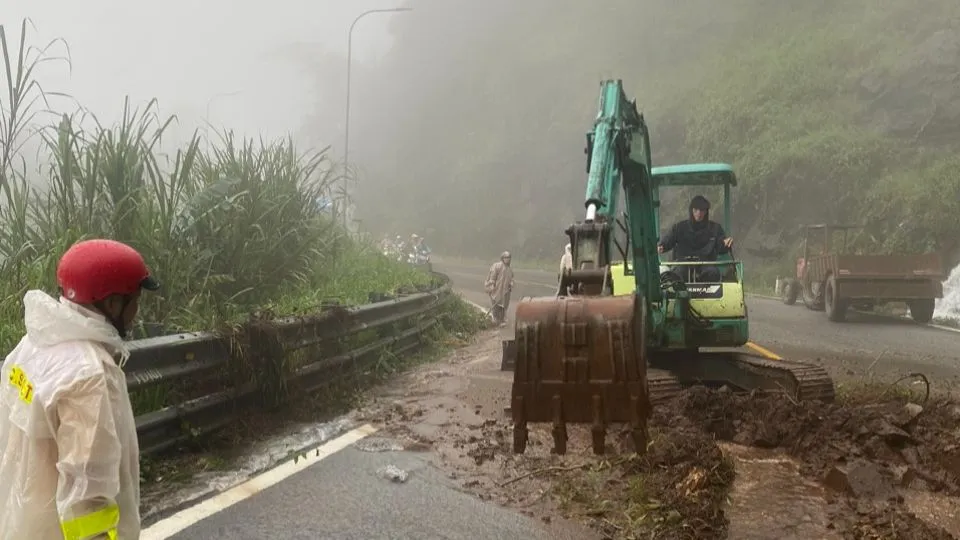 Lực lượng chức năng dầm mưa, điều tiết và hướng dẫn giải tỏa những điểm sạt để phương tiện có thể lưu thông bình thường