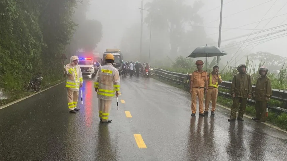 Trong 3 ngày từ 28 đến 30-7, lực lượng CSGT Lâm Đồng túc trực 100%, chốt chặn, hướng dẫn người dân lưu thông qua đèo Bảo Lộc.